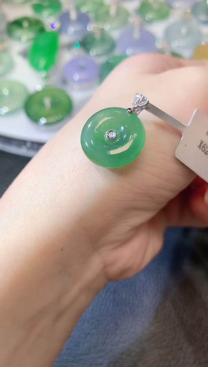 【闪购商品】翡翠吊坠(不含链)18K金镶嵌A4 多样性发货一件