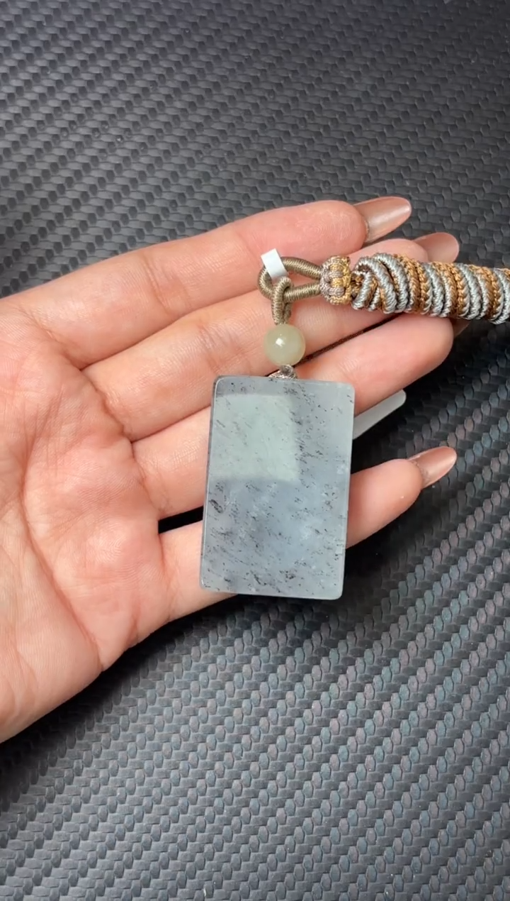 吊坠(赠链)未镶嵌和田玉黑山微色差吊坠m