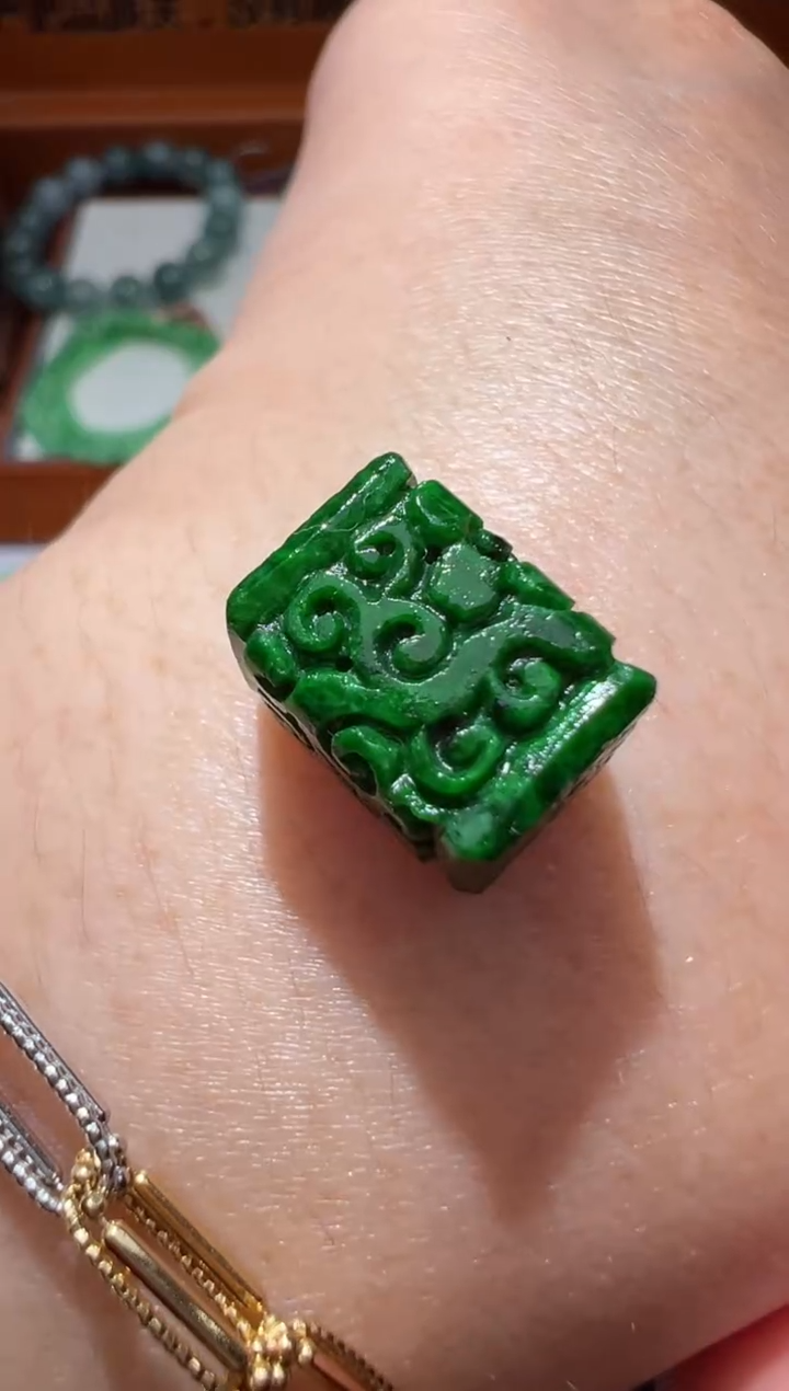 【闪购商品】定制翡翠未镶嵌12.5*9.6*8.9桶珠