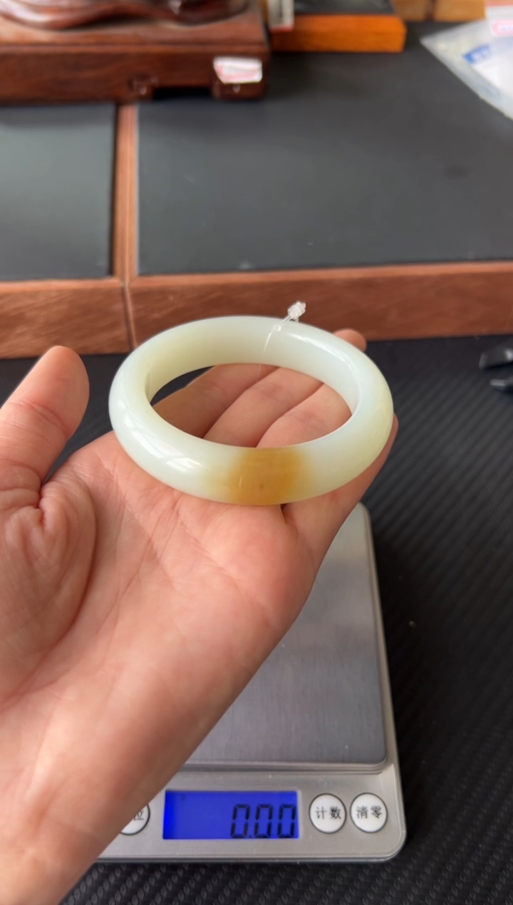 和田玉未镶嵌手镯且末金山微色差57+