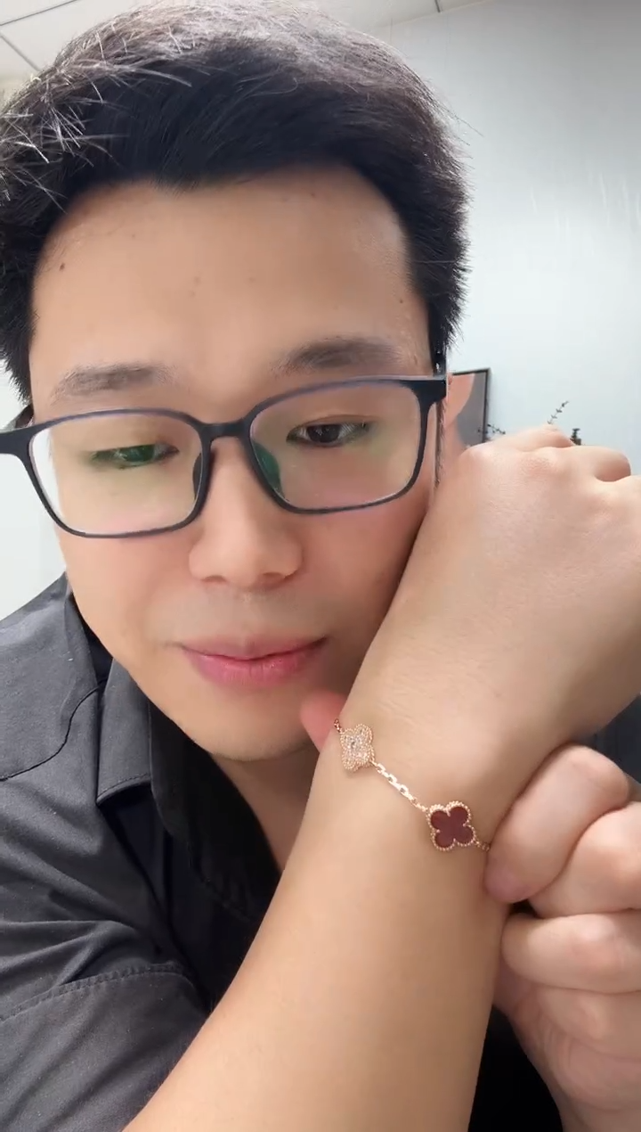 18K金镶嵌手链钻石艾*米红花隔钻手链