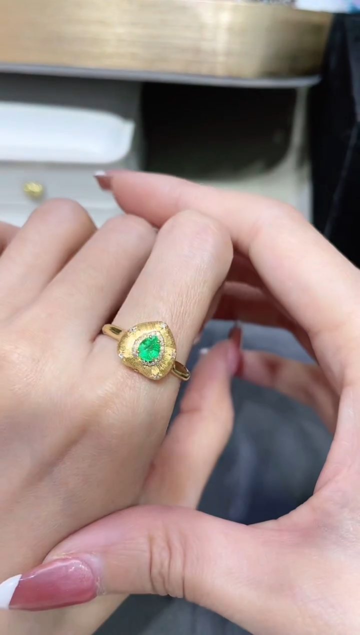 【闪购商品】祖母绿戒指18K金镶嵌·