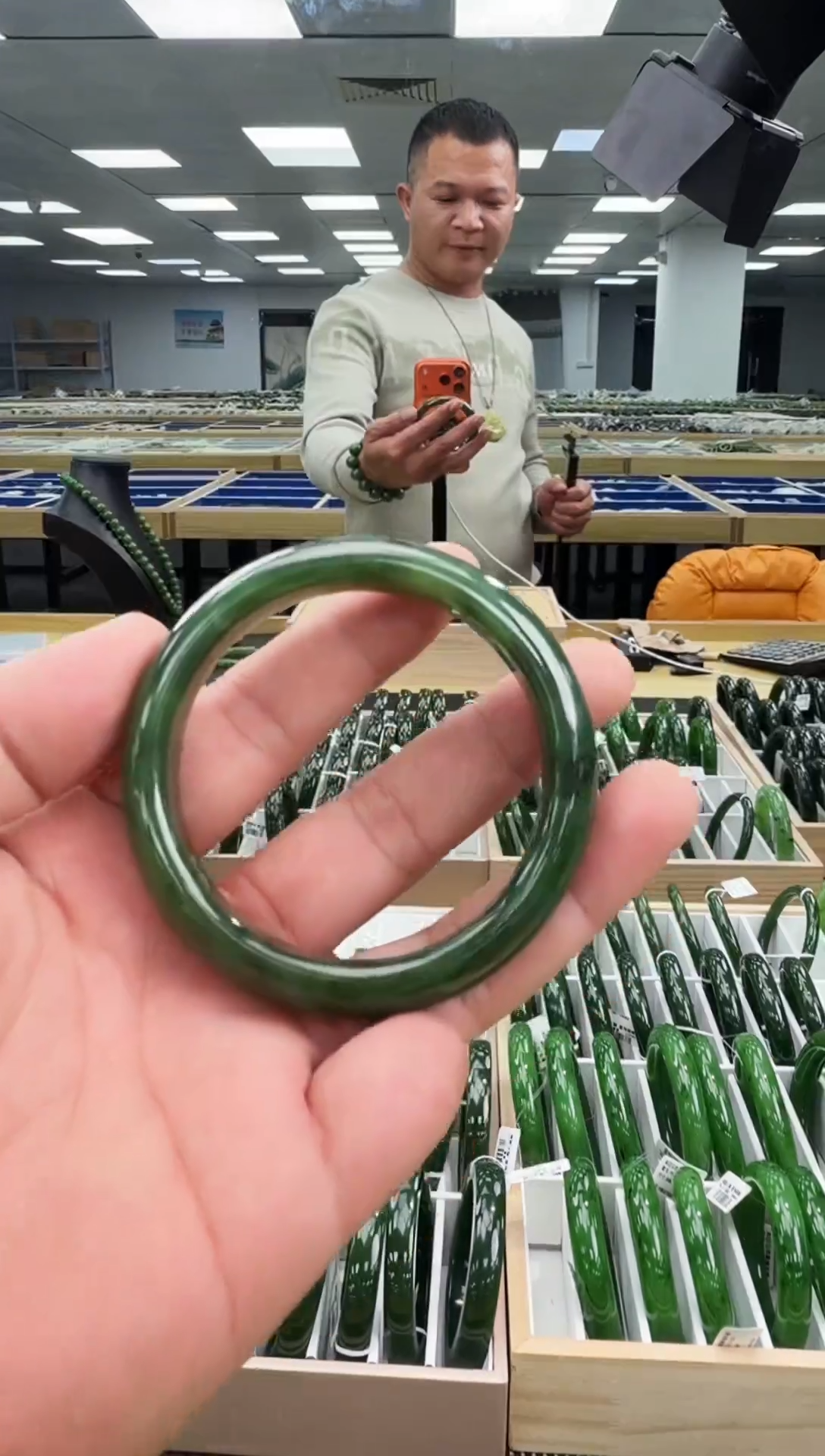 未镶嵌手镯和田玉菠菜绿手镯圈口57+有雪花有红皮