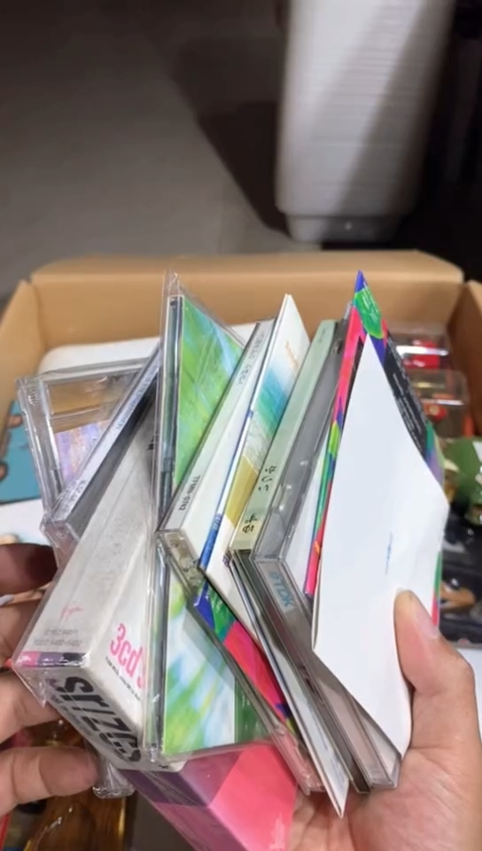 8新中古商品，瑕疵品，不保好坏。744