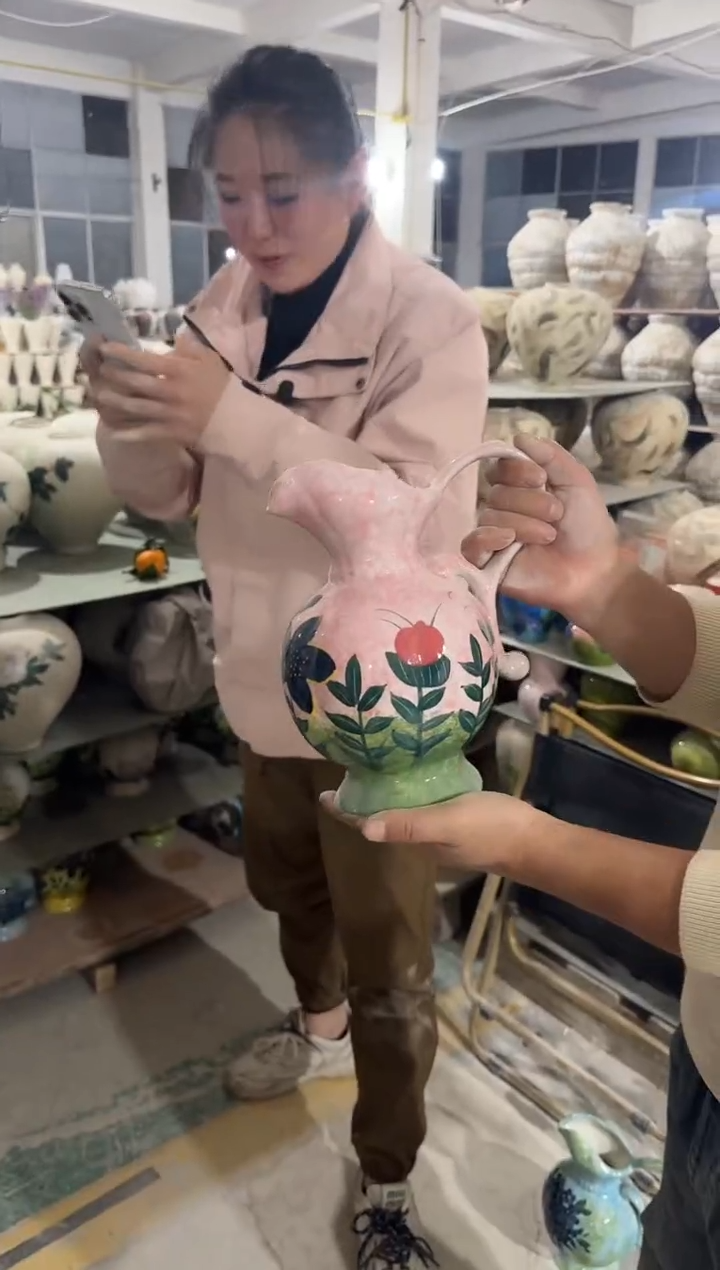 粉色手工彩绘奶壶陶瓷瓶