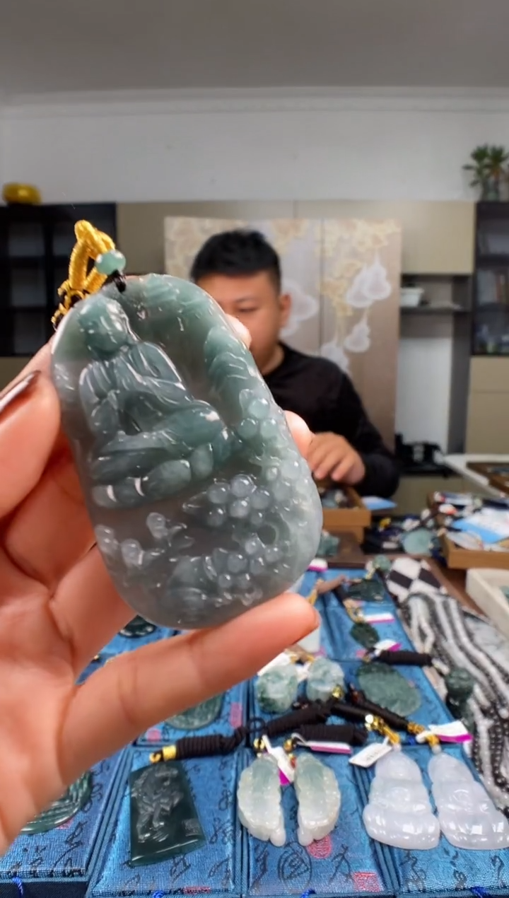 颈饰未镶嵌翡翠  多样性发其一