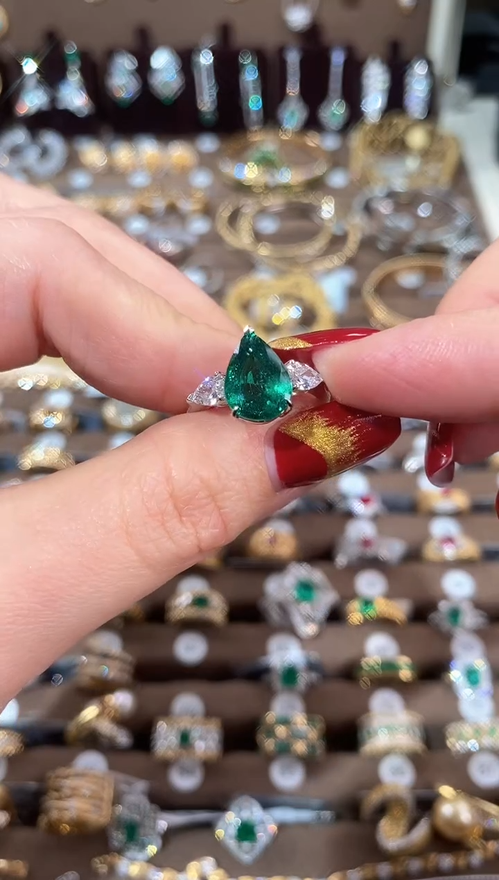 【闪购商品】祖母绿戒指18K金镶嵌18K白水滴祖母绿钻石戒指