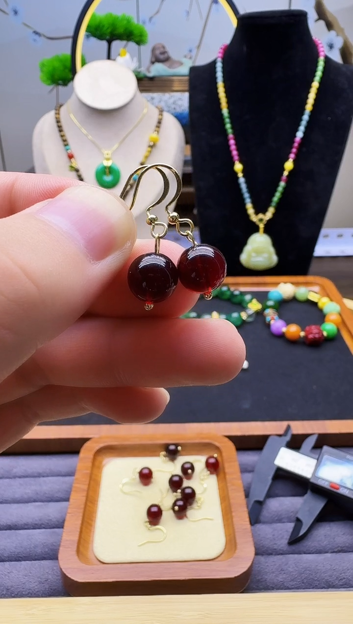 14K金镶嵌血珀耳饰E29