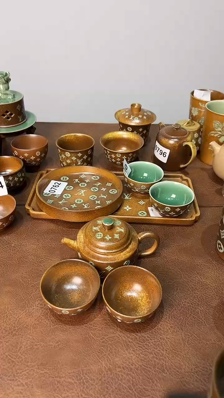 你**思龙泉窑德钟壶加两个茶碗