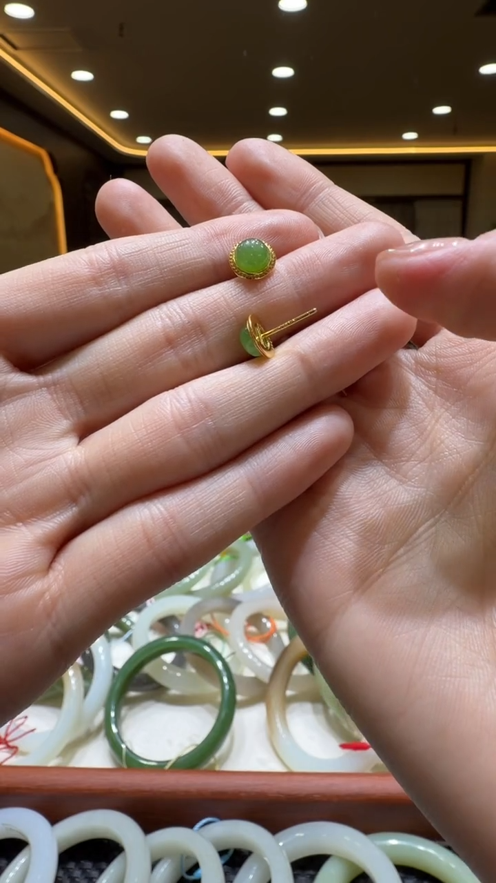 颈饰未镶嵌和田玉耳饰一对