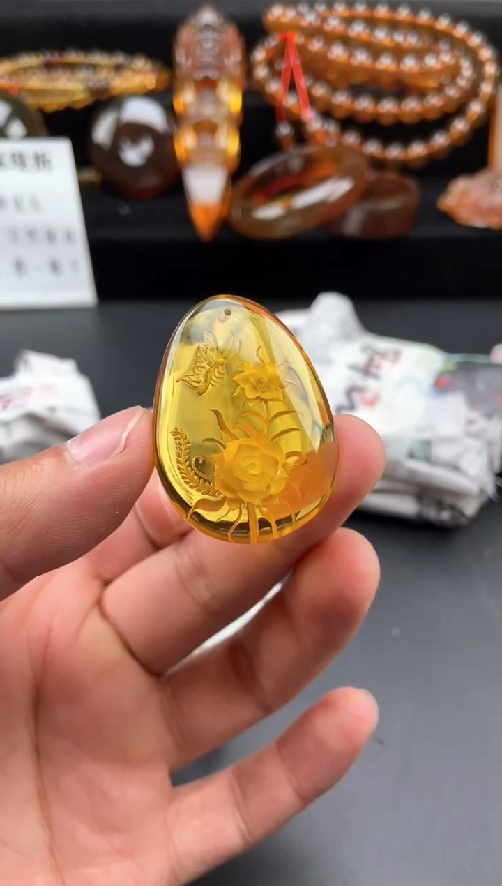 【闪购商品】琥珀颈饰未镶嵌阴雕蝶恋花吊坠