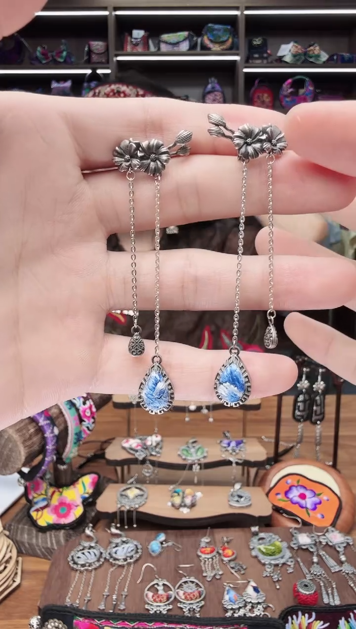织绣6蒙阿苏苗绣传承店