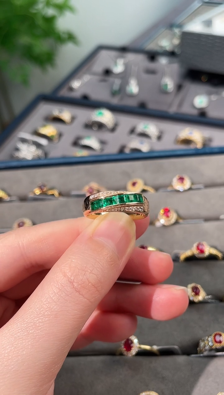 【闪购商品】祖母绿戒指18K金镶嵌/0.74ct