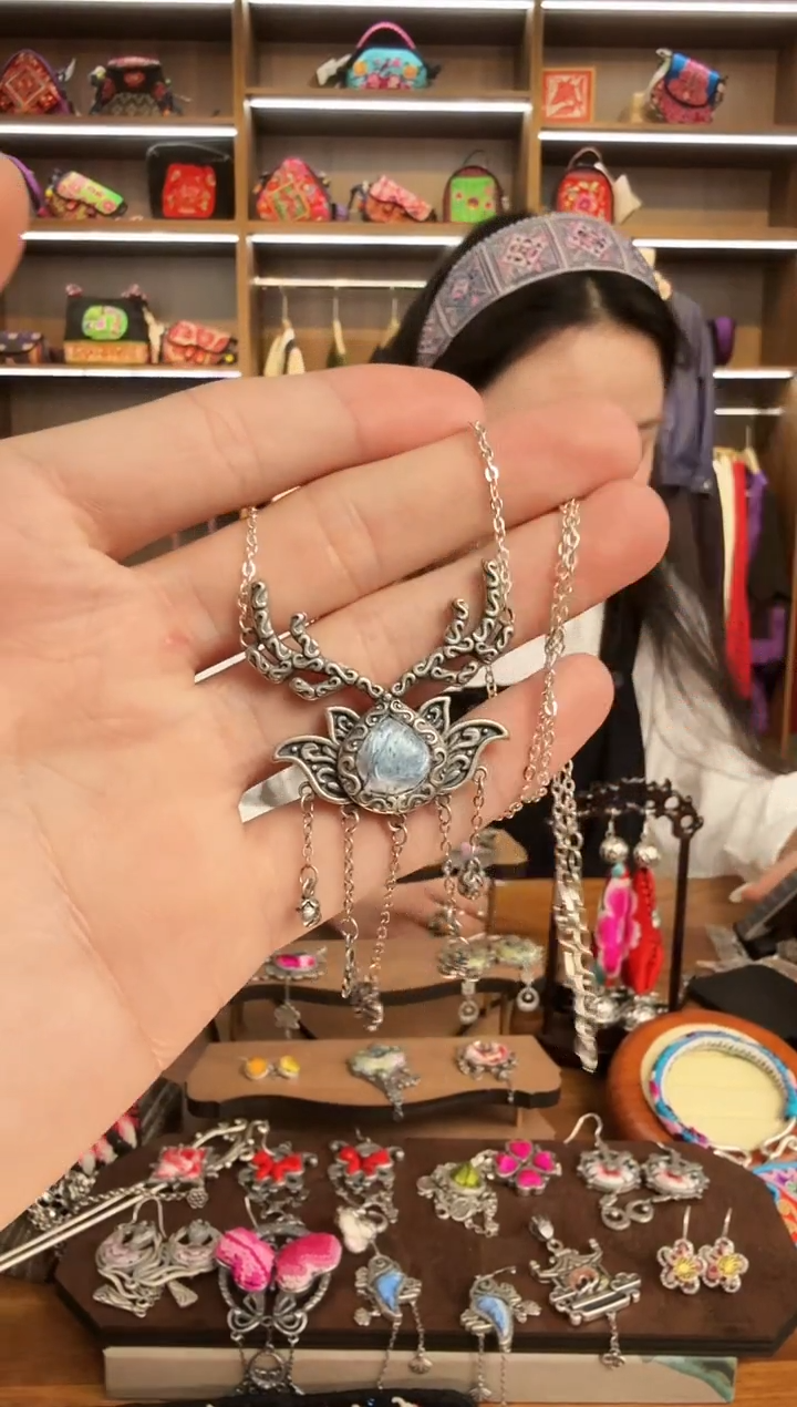 【闪购商品】织绣161蒙阿苏苗绣传承