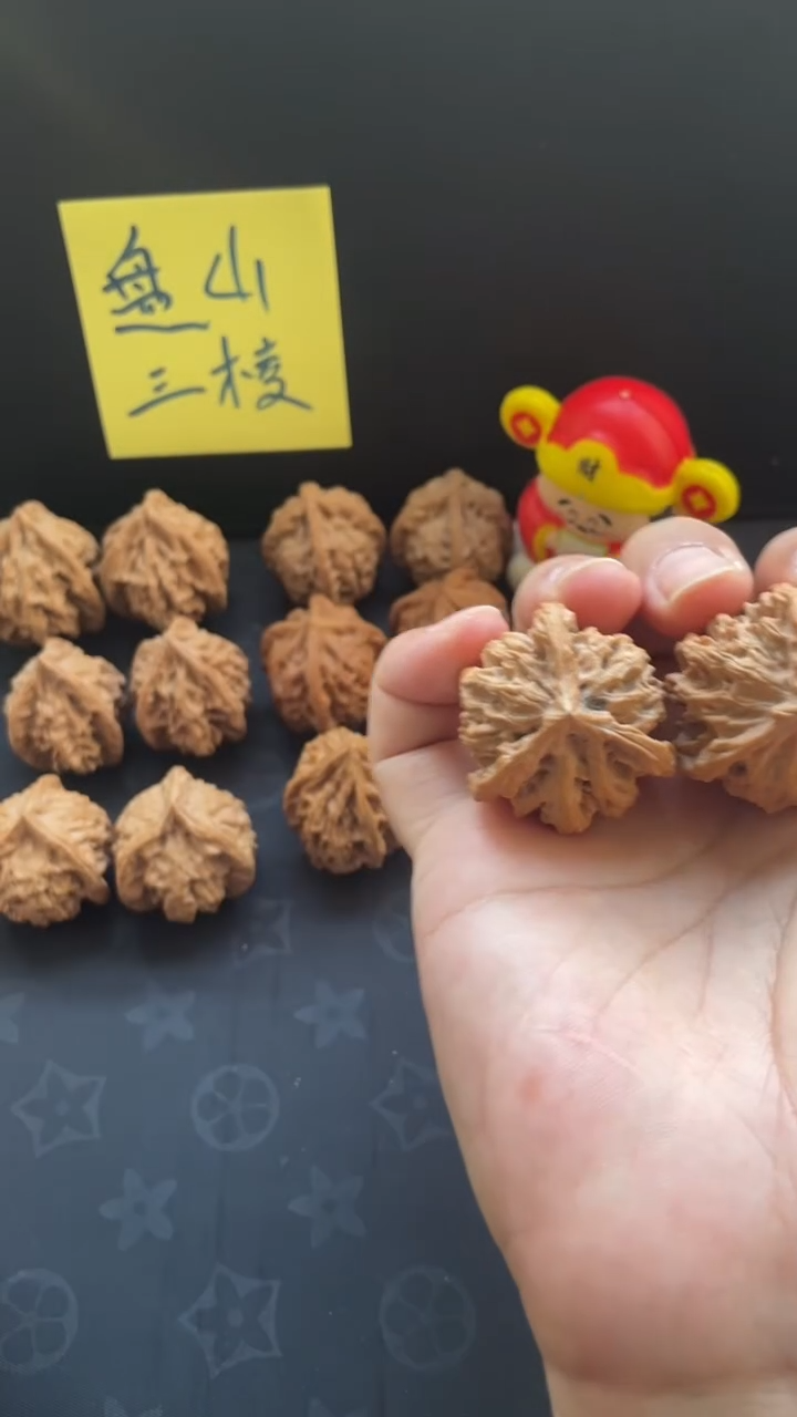 A146盘山三棱正奔3.9尺寸3.6高全品白茬文玩核桃手把件