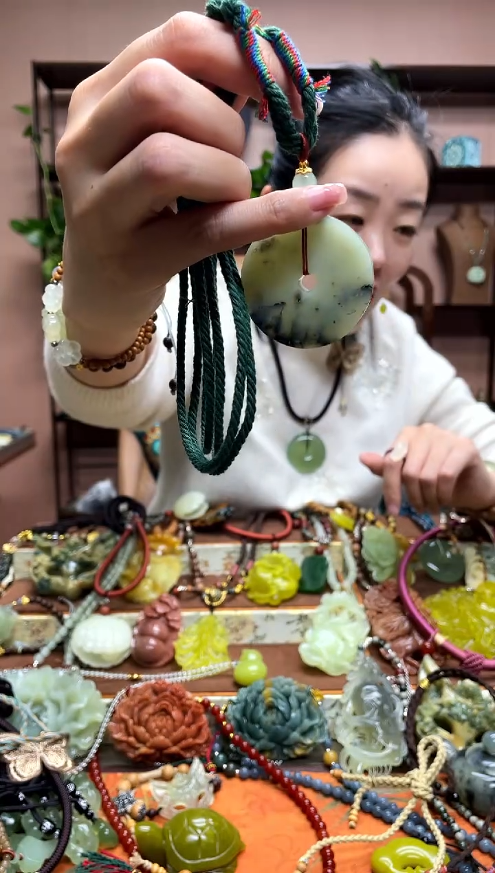 未镶嵌岫玉颈饰·15