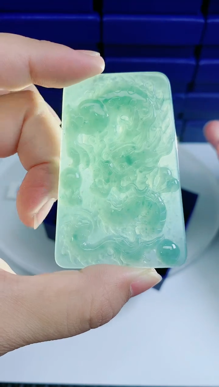 翡翠未镶嵌颈饰          