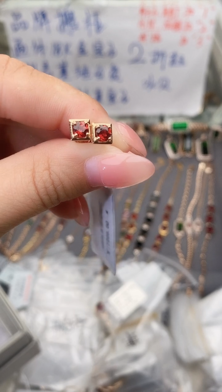 18K金镶嵌耳饰石榴石--专柜--