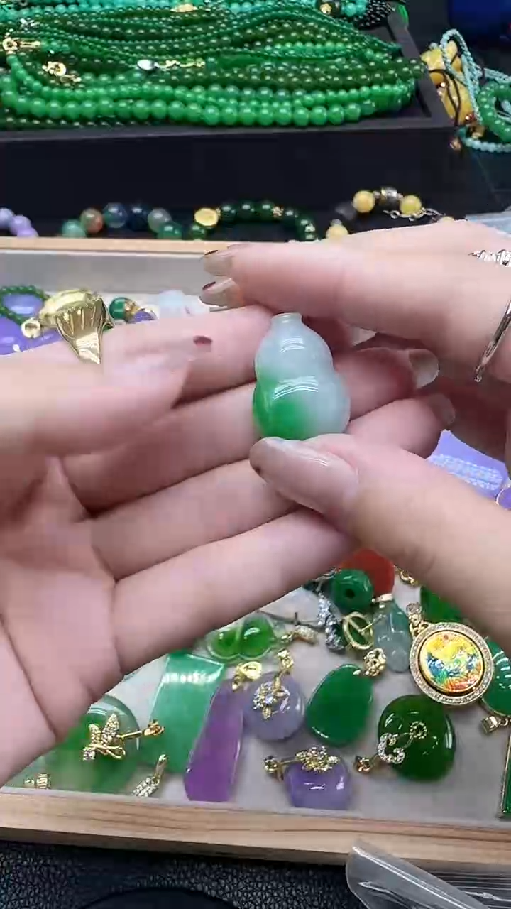 翡翠未镶嵌颈饰白底青葫芦半