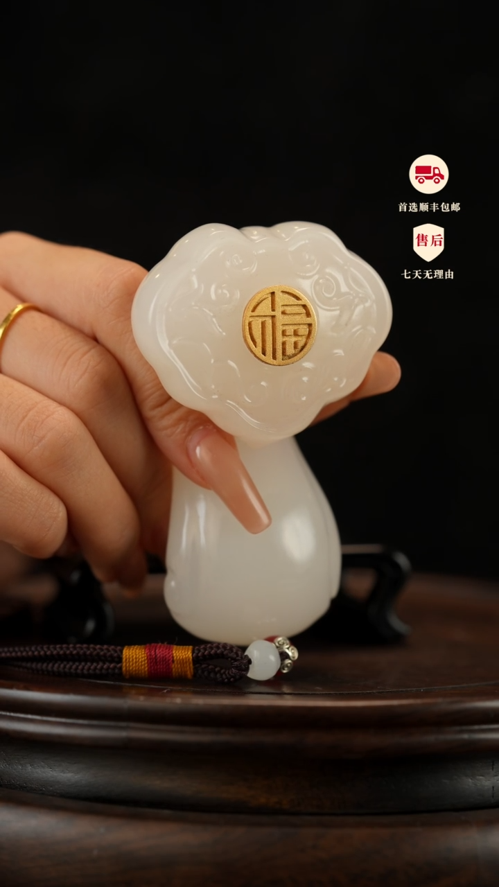 云南石荔枝白雕刻：镶嵌福字如意手把件摆件
