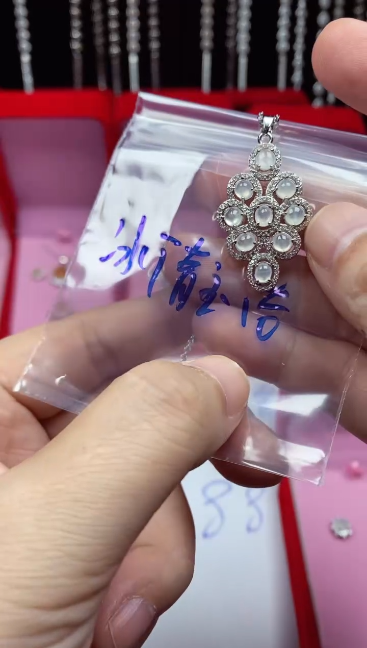 未镶嵌戒指翡翠冰***?翡翠吊坠