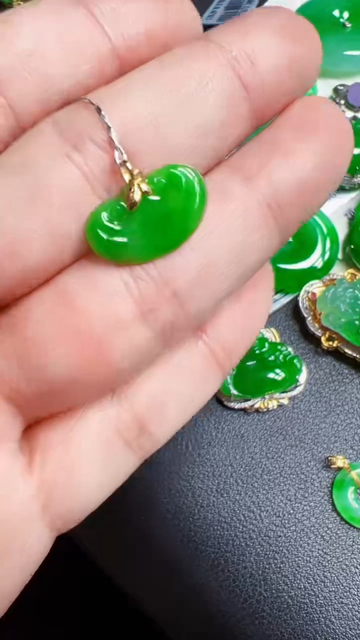 颈饰18K金镶嵌翡翠如意