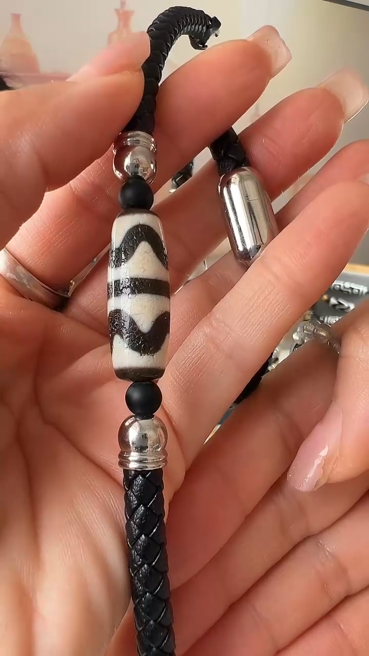 未镶嵌颈饰玛瑙/玉髓她*国虎牙