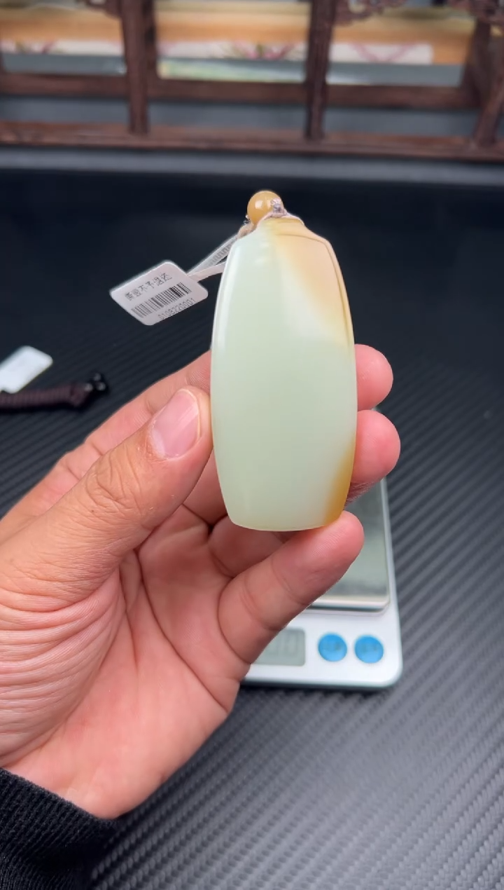 吊坠(赠链)未镶嵌和田玉若羌微色差吊坠