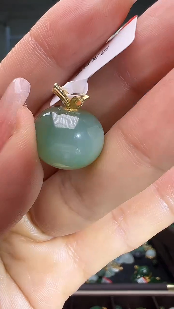 颈饰18K金镶嵌和田玉（多样性发货.发其一)1.04.111