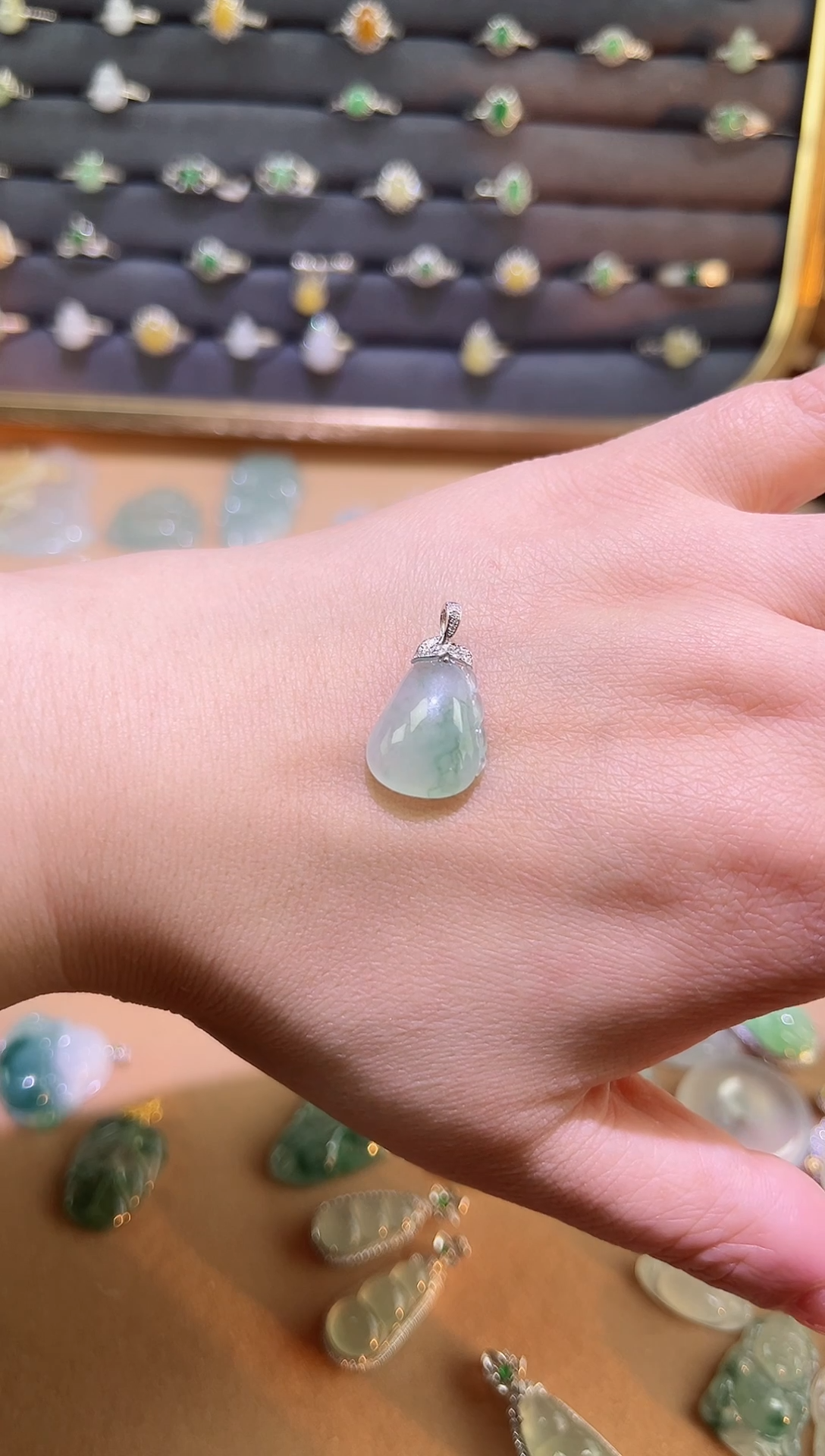 【闪购商品】翡翠颈饰18K金镶嵌福瓜