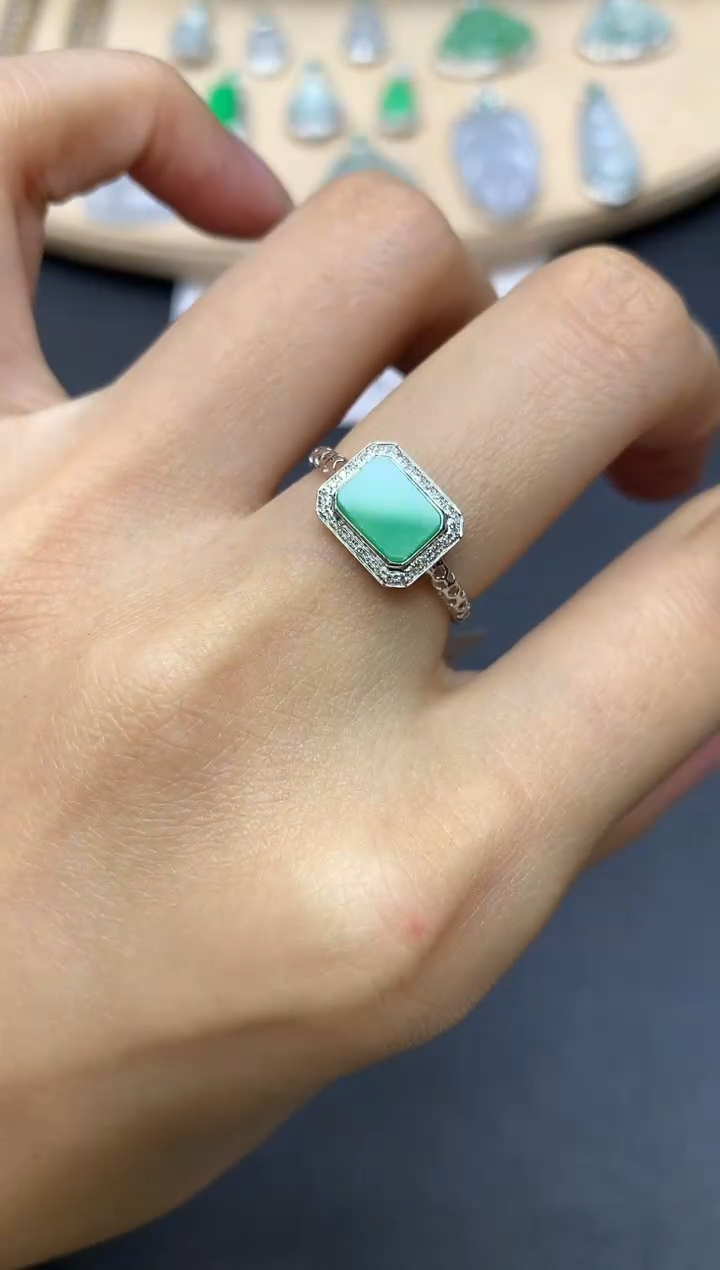 翡翠戒指18K金镶嵌无事牌【无服务费】