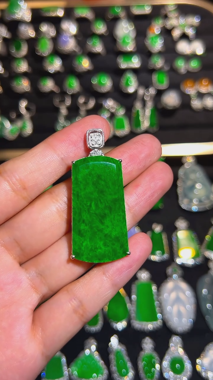 18K金镶嵌挂件翡翠无事牌