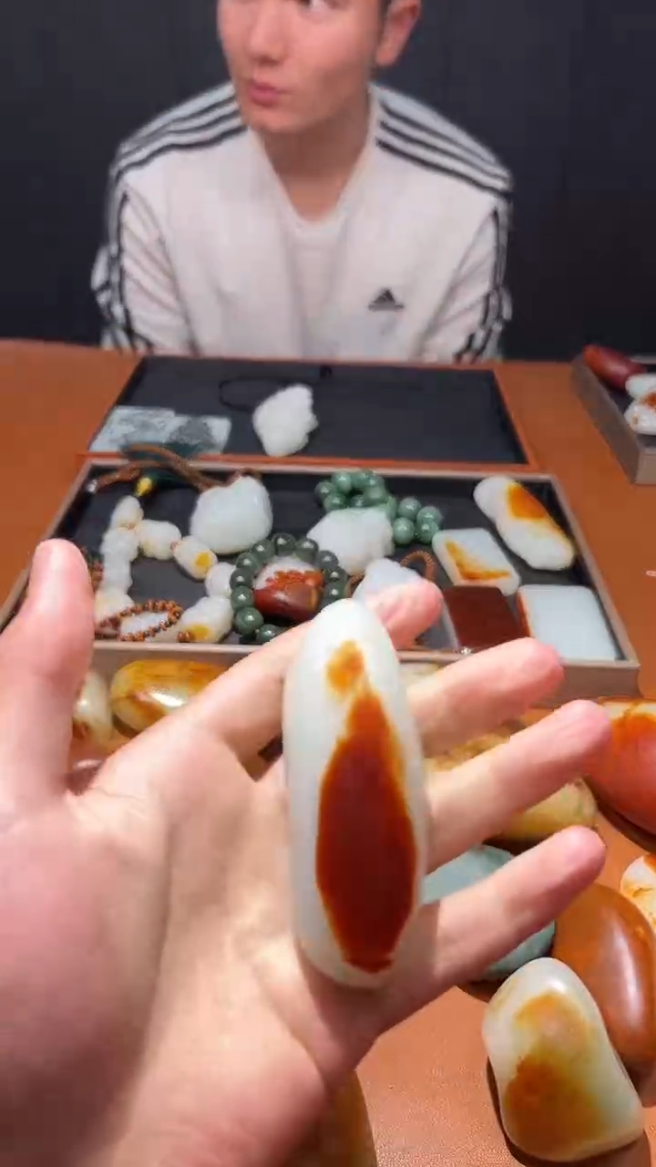 未镶嵌和田玉把件布**。和田玉