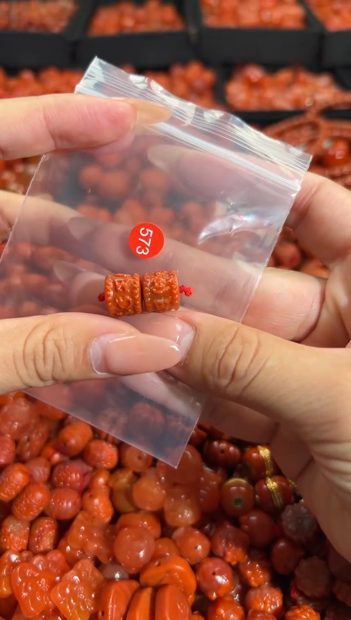 南红玛瑙未镶嵌颈饰1