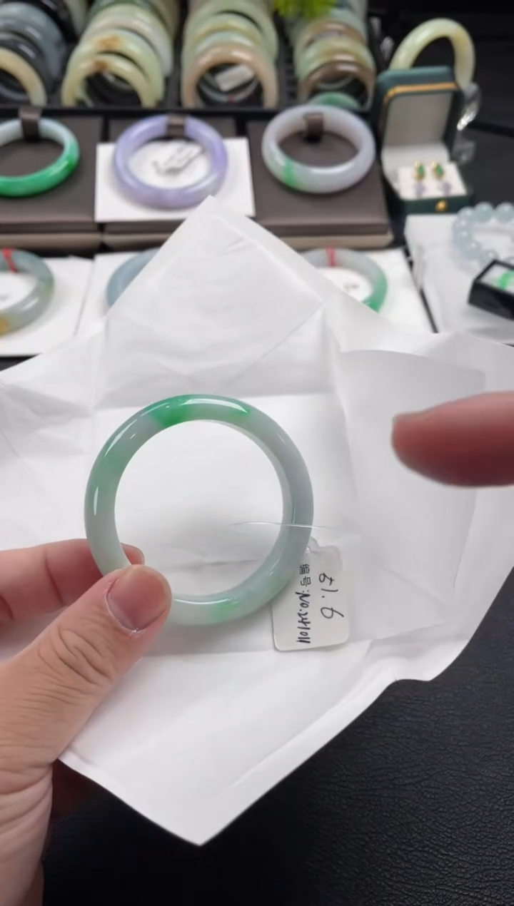 【闪购商品】翡翠手镯未镶嵌有纹裂 51