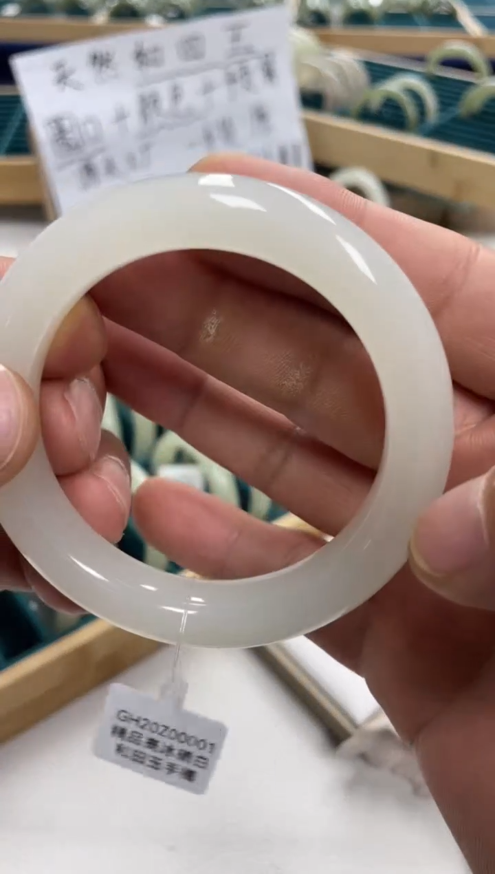 未镶嵌手镯和田玉原****呀和田玉手镯Z00001