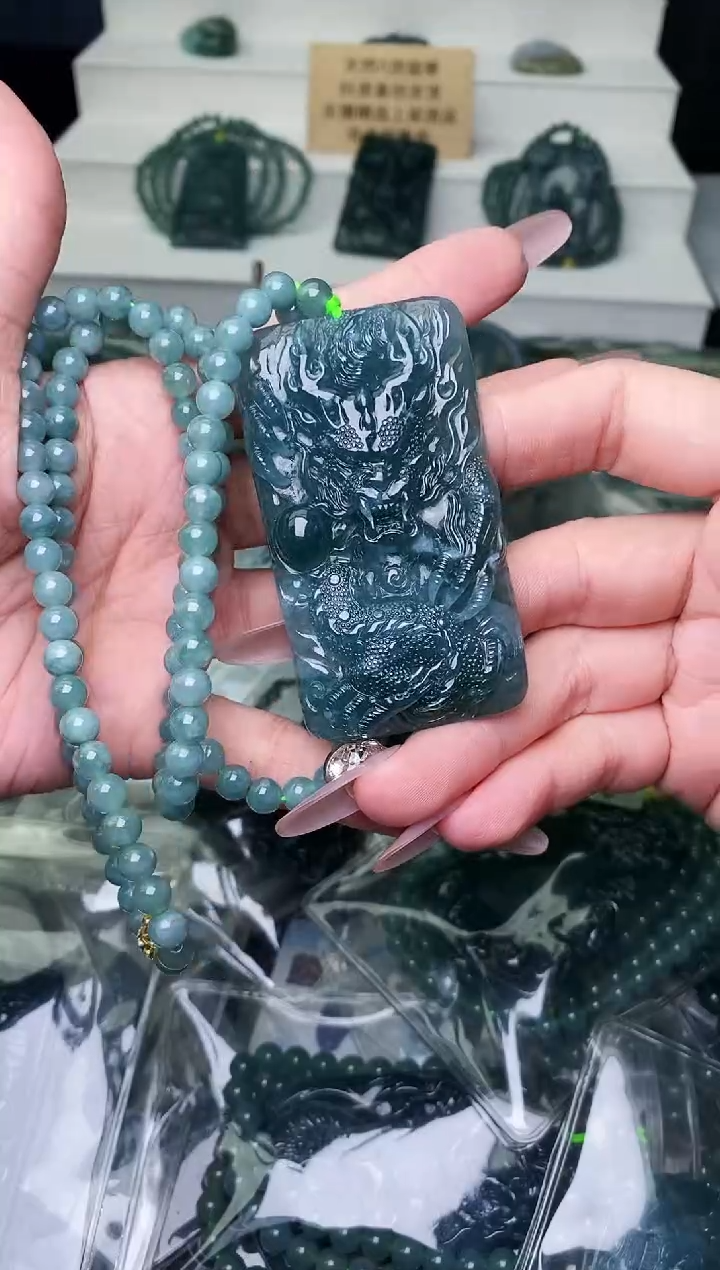 颈饰未镶嵌翡翠 