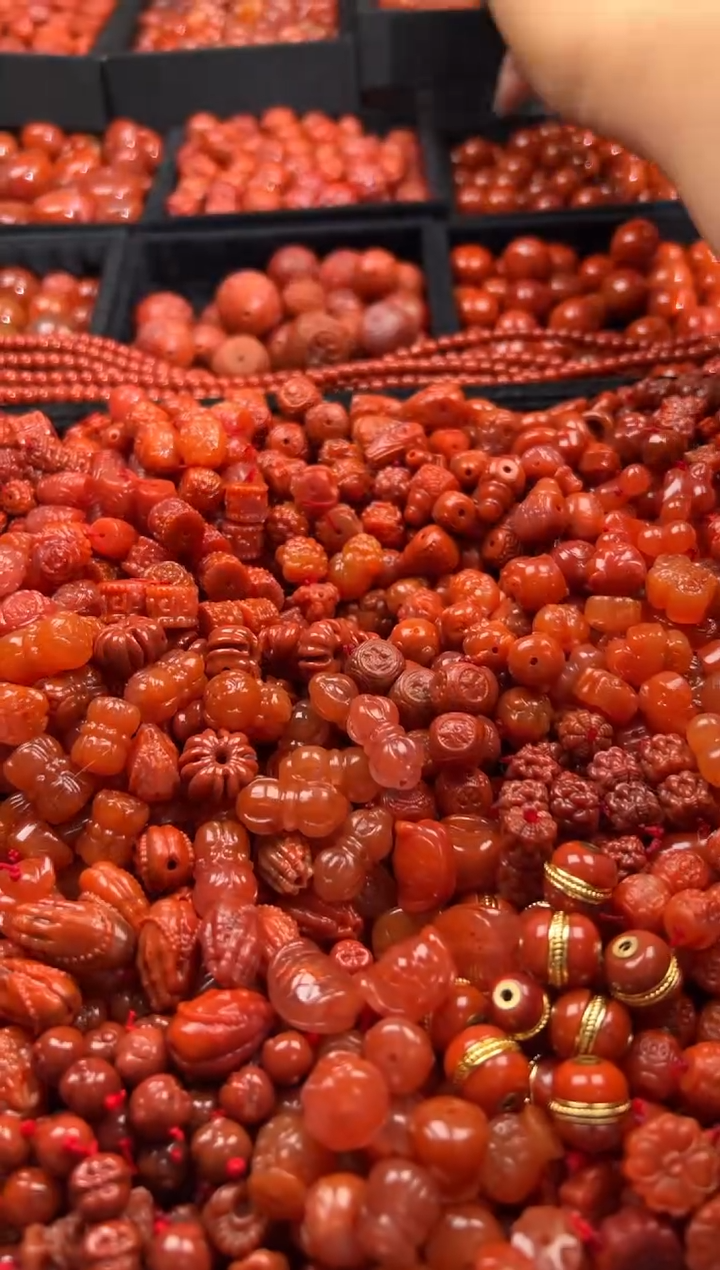 南红玛瑙未镶嵌颈饰1