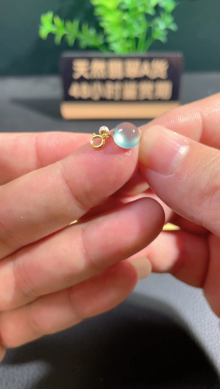 翡翠18K金镶嵌颈饰翡翠