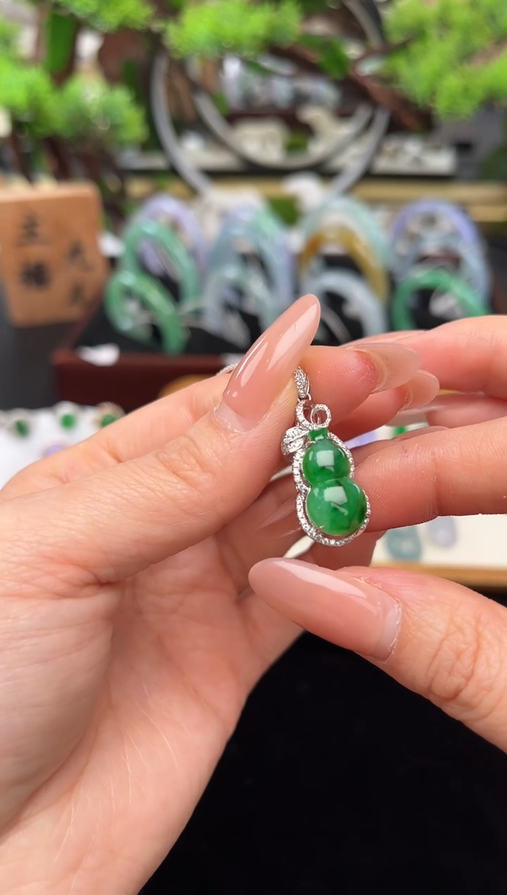 颈饰18K金镶嵌翡翠吊坠