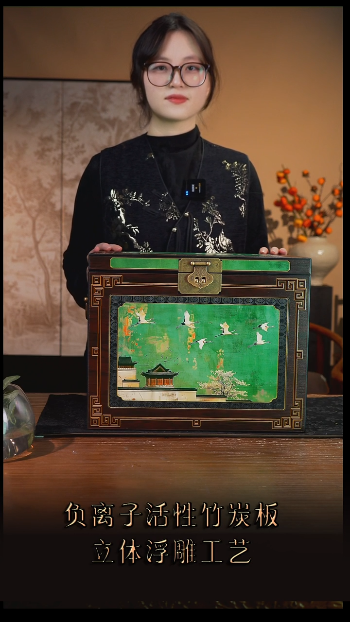 宸壹藏贰宝瑞鹤图图案大箱子