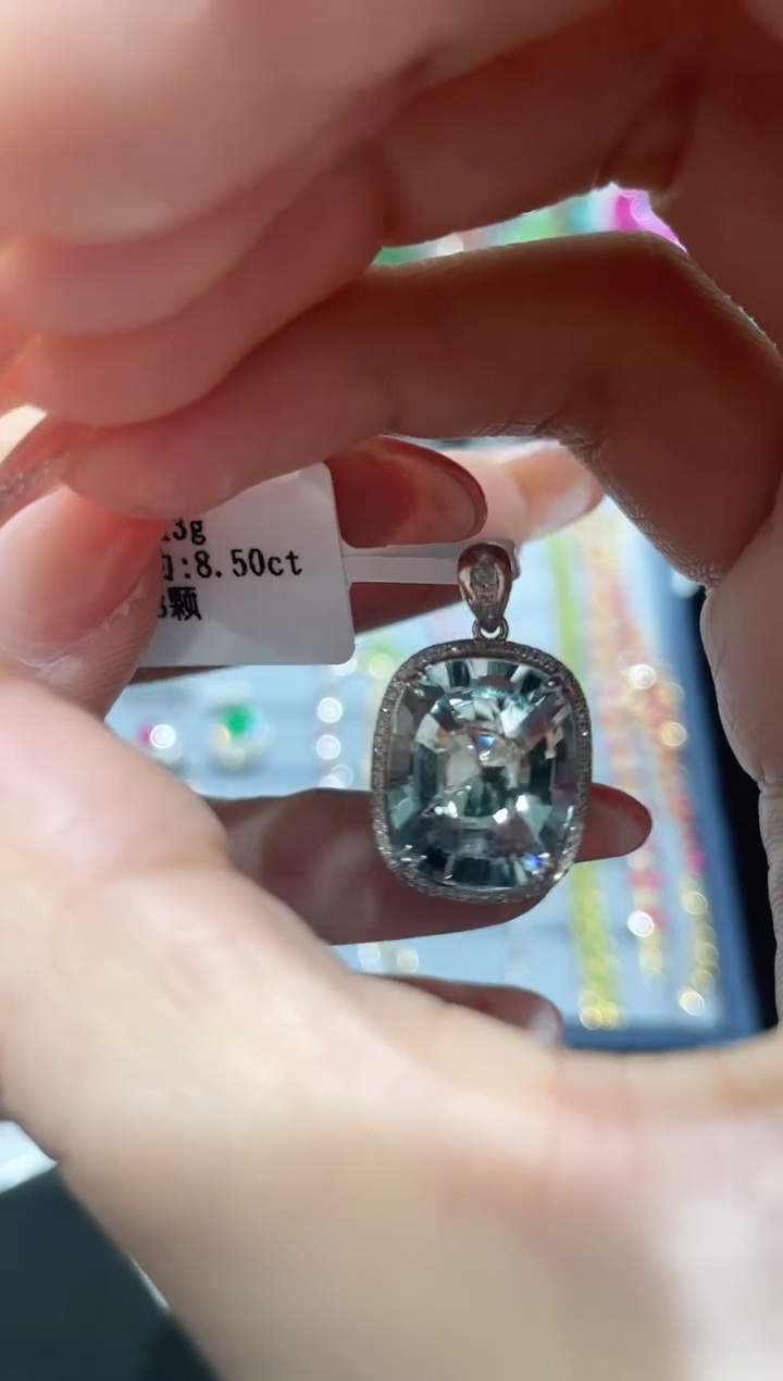 18K金镶嵌吊坠(不含链)海蓝宝石···