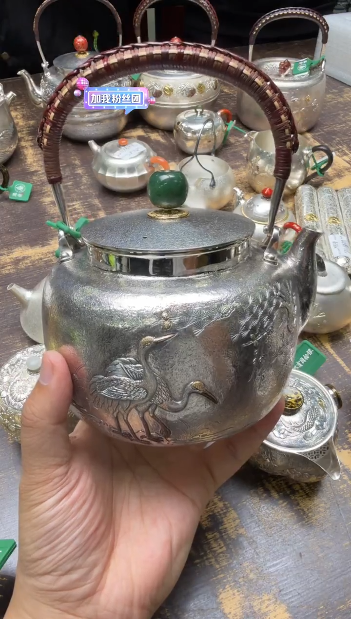 ?****?呆坐细锤纹浮雕錾刻嵌金松鹤提梁煮水壶