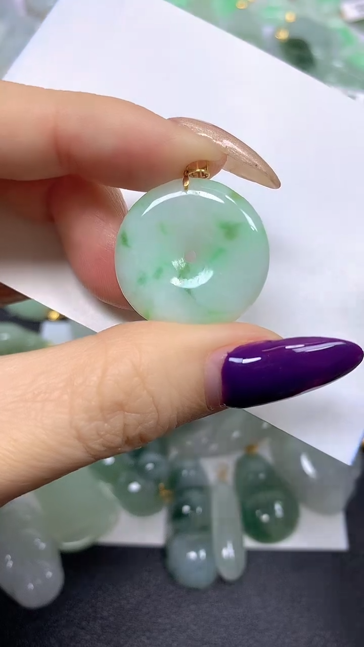 颈饰18K金镶嵌翡翠 