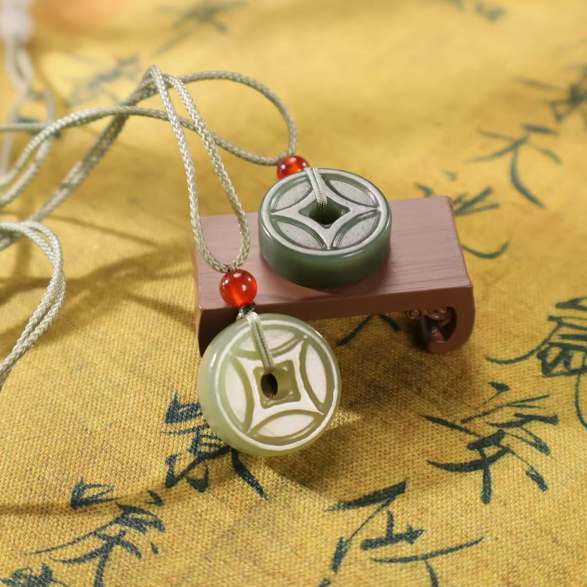 和田玉铜钱吊坠 约卡16×6mm 精美小巧 礼物 时尚