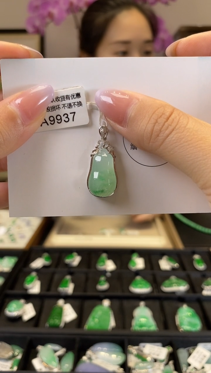 【闪购商品】翡翠18K金镶嵌颈饰A9937 福瓜 含运营费