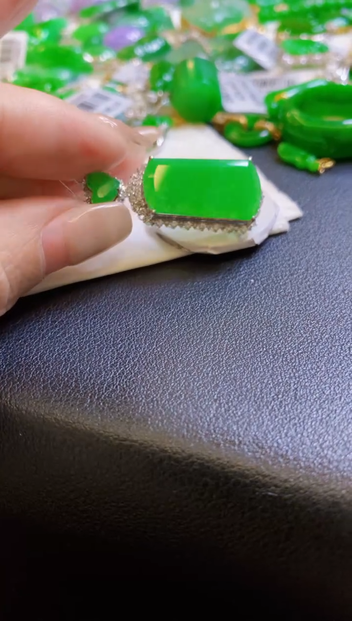 【闪购商品】定制翡翠18K金镶嵌吊坠