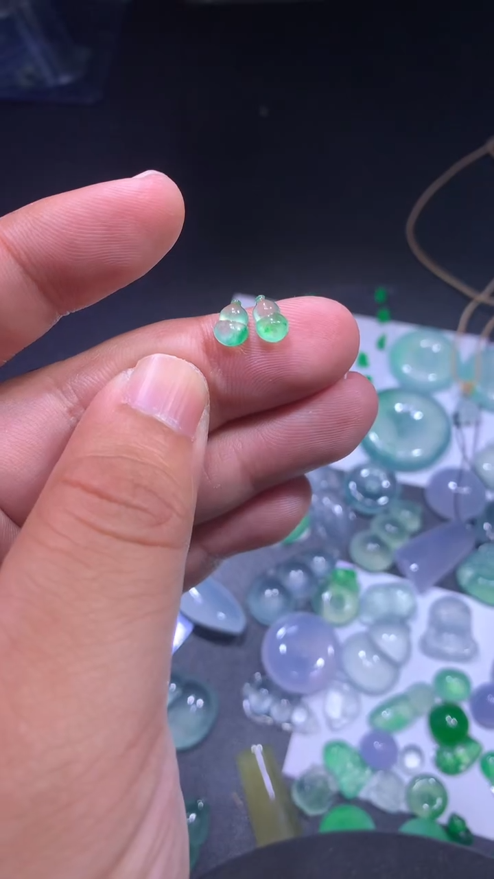 颈饰未镶嵌翡翠葫芦一对