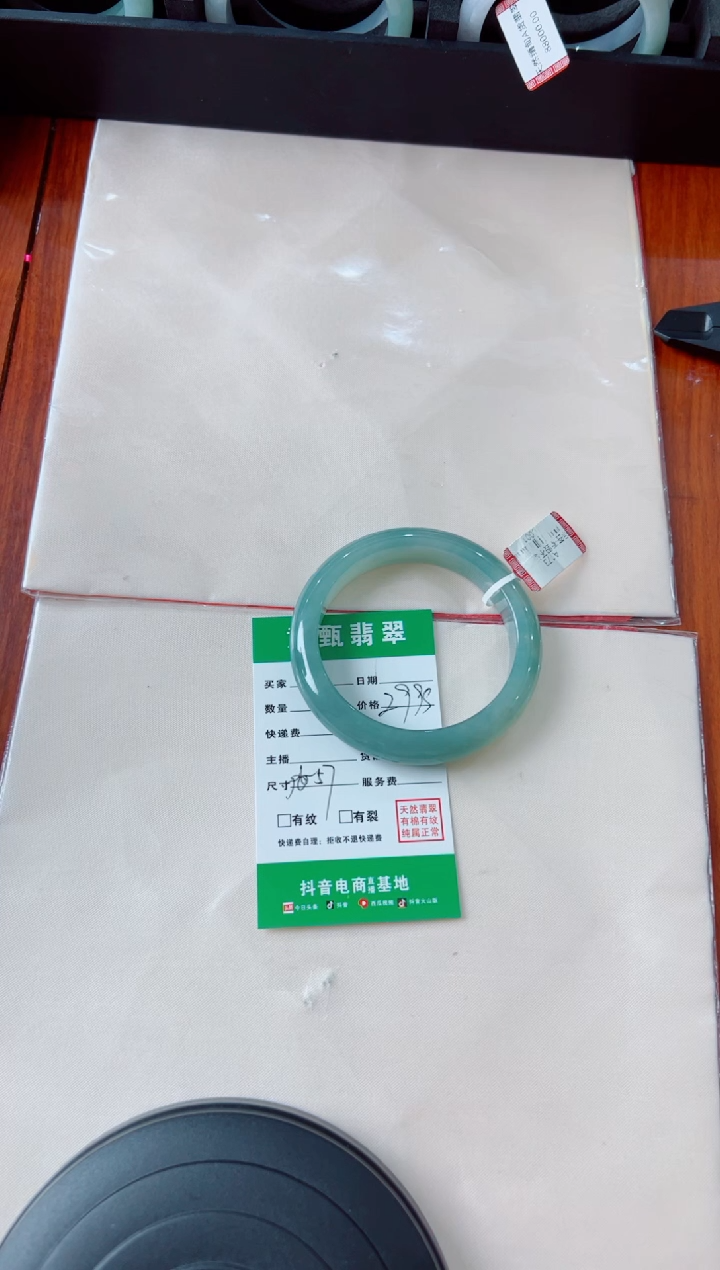 未镶嵌手镯翡翠半****?手镯