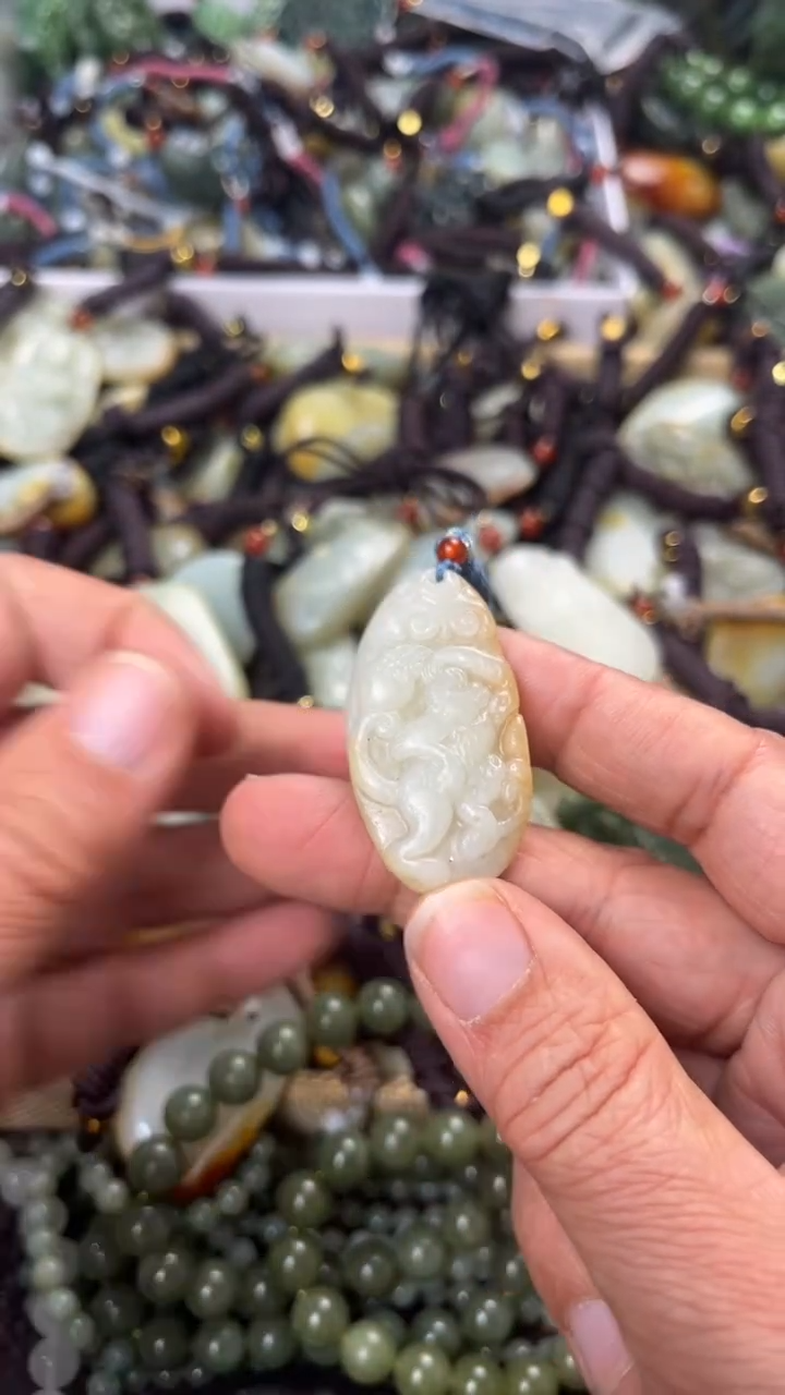 【闪购商品】和田玉颈饰未镶嵌多样性发货没有证书拍一发一有瑕